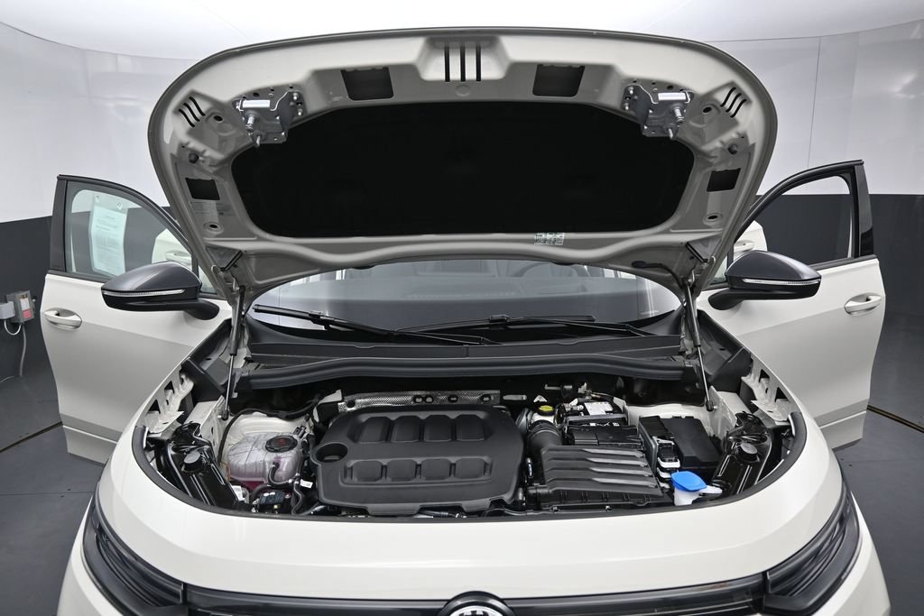 Used 2025 Volkswagen Tiguan SE R-Line FWD image 32