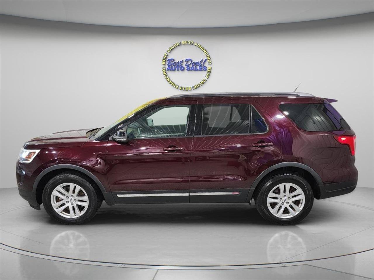 Used 2018 Ford Explorer XLT w/ Equipment Group 202A AWD/4WD image 3