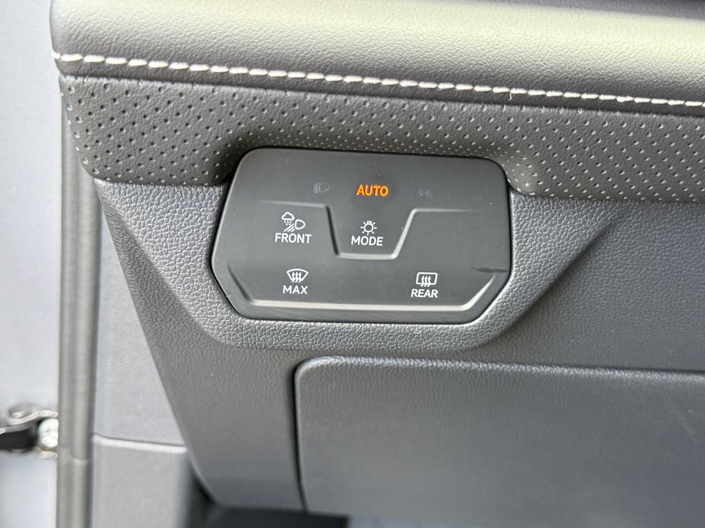 Used 2025 Volkswagen Atlas Cross Sport SE FWD image 20