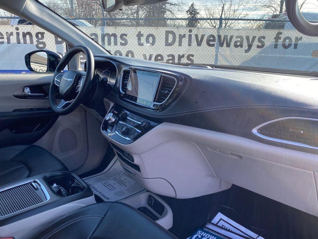 Used 2024 Chrysler Pacifica Select image 18