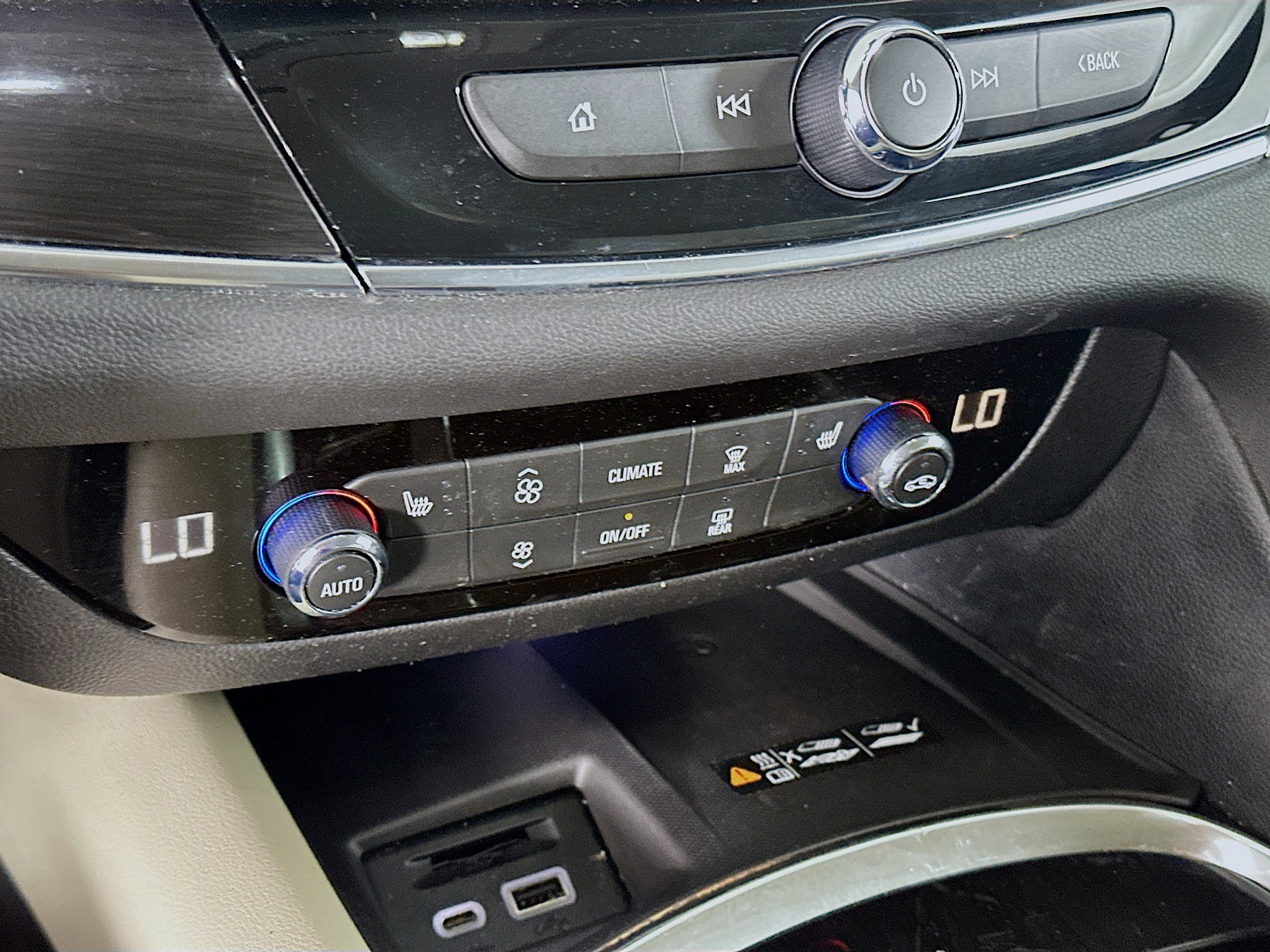 Used 2024 Buick Enclave Essence w/ Technology Package image 23