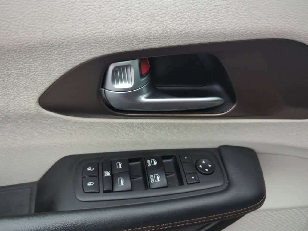 Used 2017 Chrysler Pacifica Touring Plus FWD image 39
