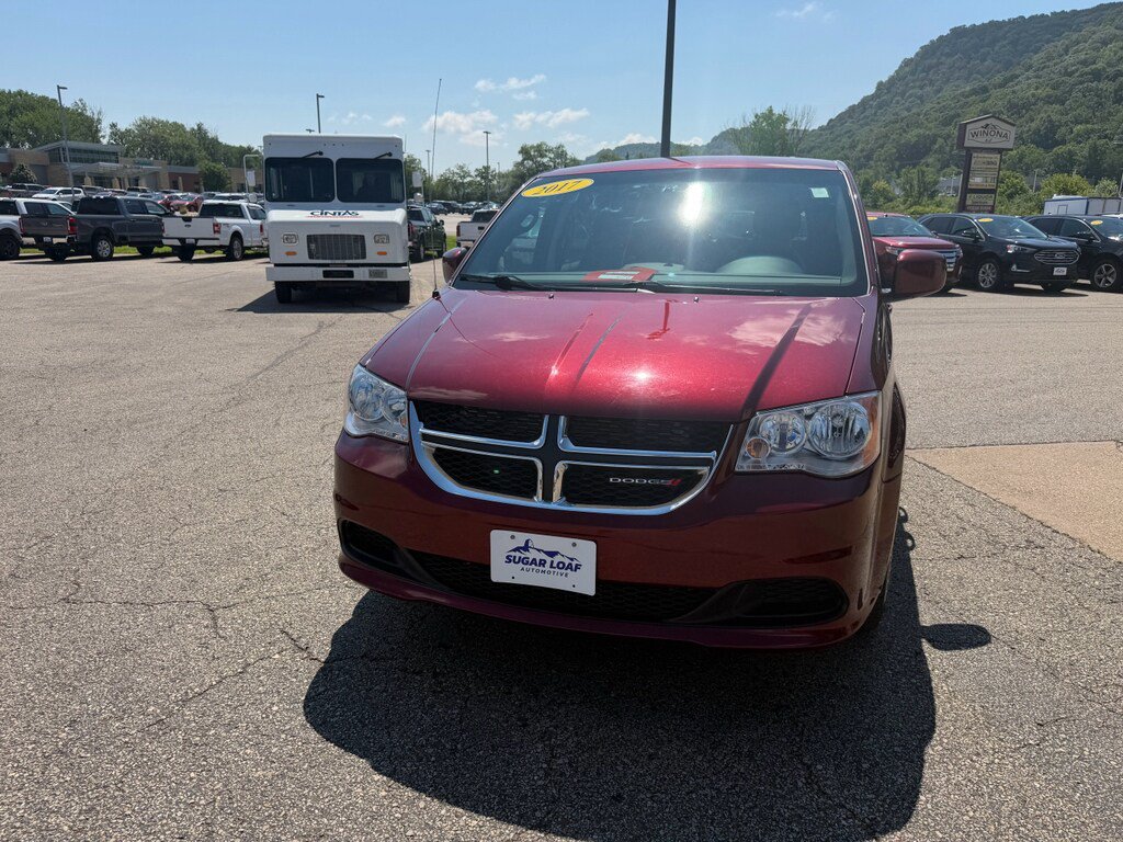 Used 2017 Dodge Grand Caravan SE FWD image 2
