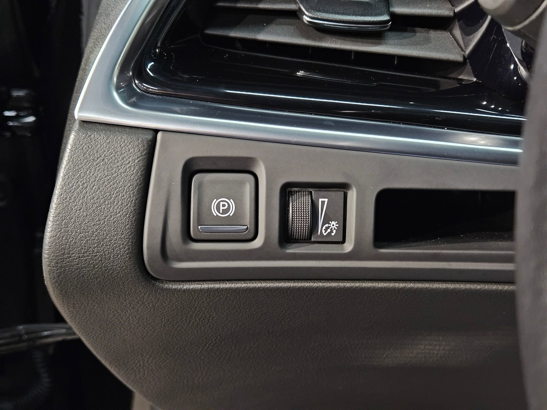 Used 2025 Cadillac XT6 Premium Luxury image 27