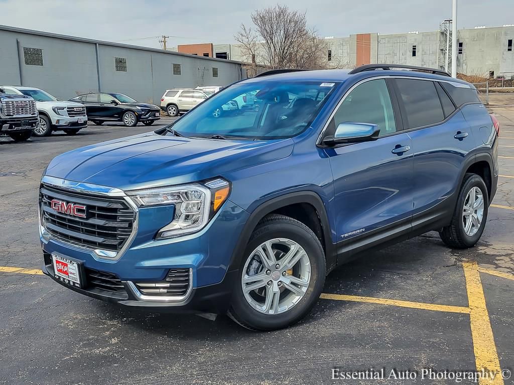 Used 2024 GMC Terrain SLE w/ Driver Convenience Package image 2