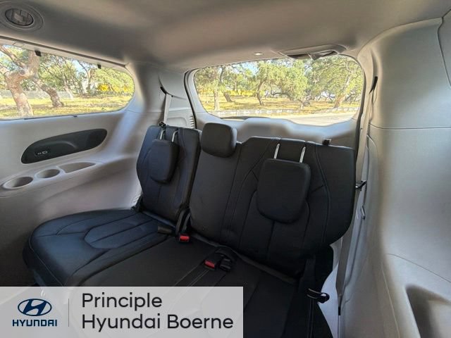 Used 2021 Chrysler Pacifica Touring-L FWD image 17
