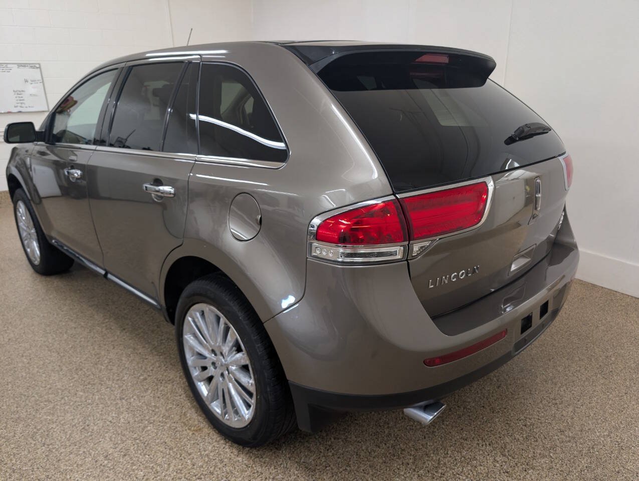Used 2012 Lincoln MKX AWD image 3