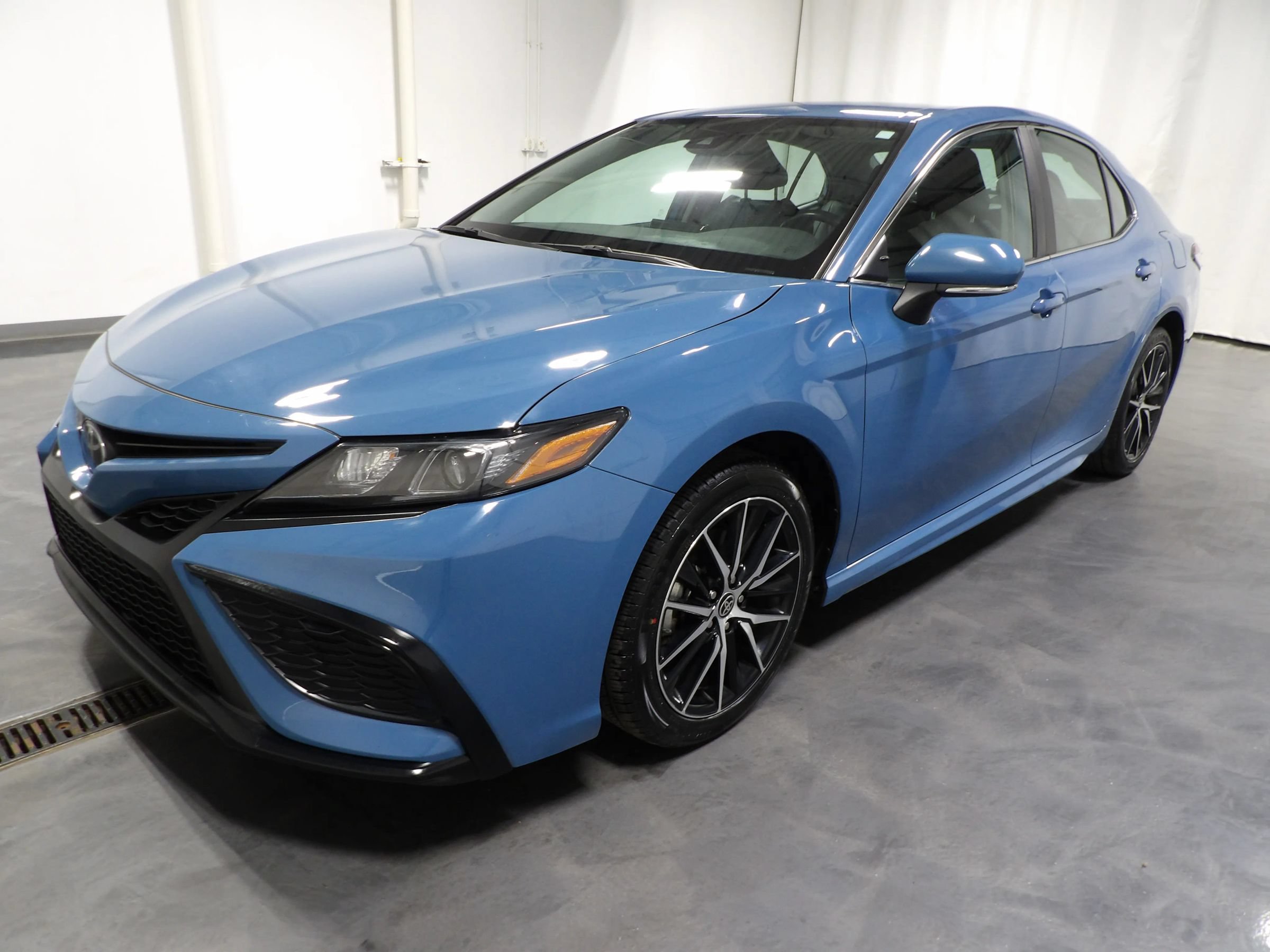 Used 2023 Toyota Camry SE FWD image 4