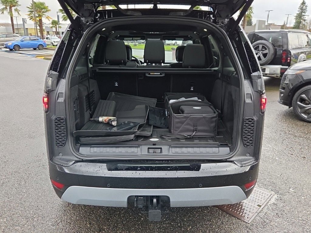 New 2026 Land Rover Discovery Limited Edition image 16