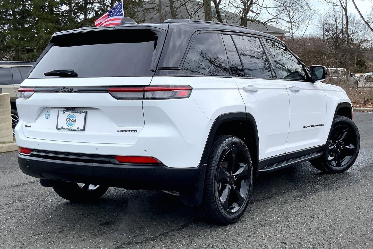 Used 2025 Jeep Grand Cherokee Limited w/ Black Appearance Package image 12