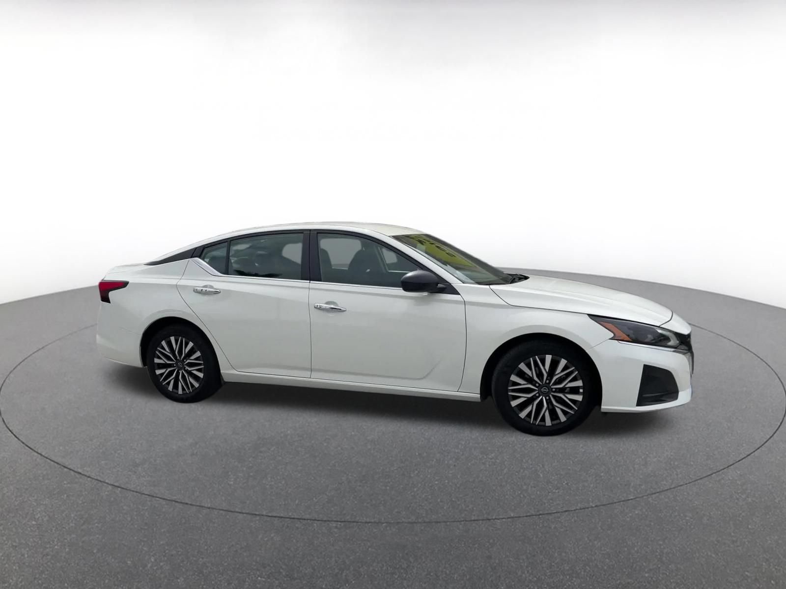 Used 2025 Nissan Altima 2.5 SV FWD image 2