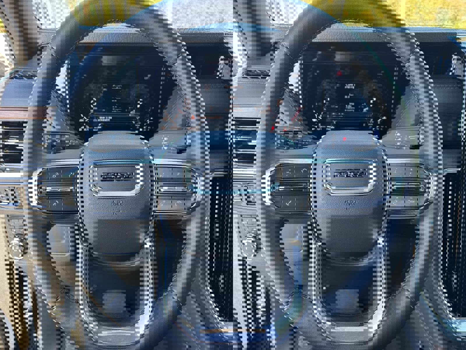 Used 2025 GMC Yukon XL Denali image 29