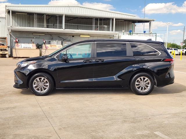 Used 2022 Toyota Sienna LE FWD image 4