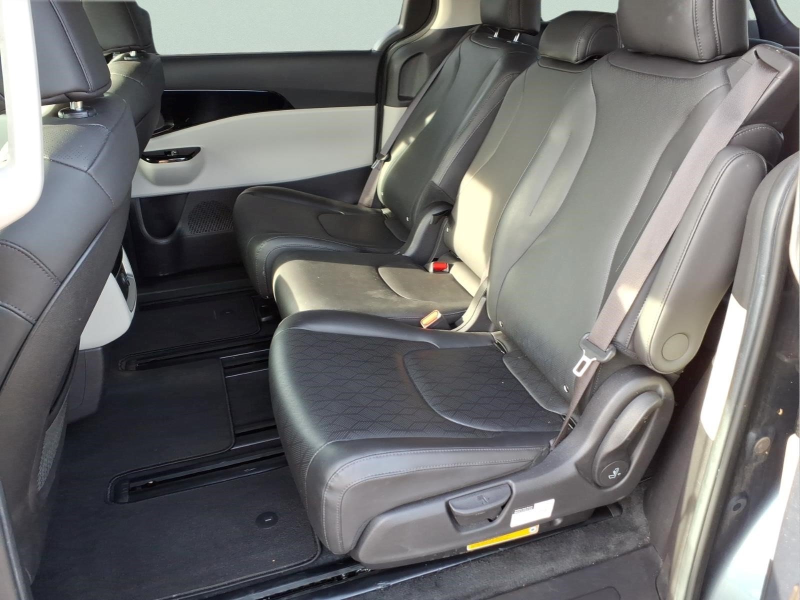 Used 2022 Kia Carnival EX FWD image 23