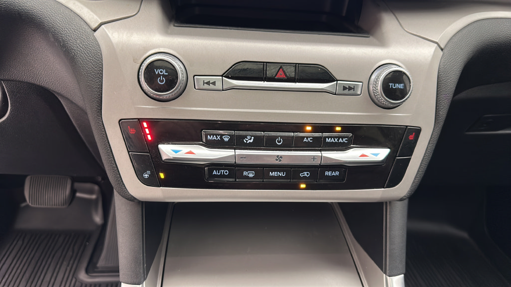 Used 2023 Ford Explorer XLT w/ Equipment Group 202A AWD/4WD image 18