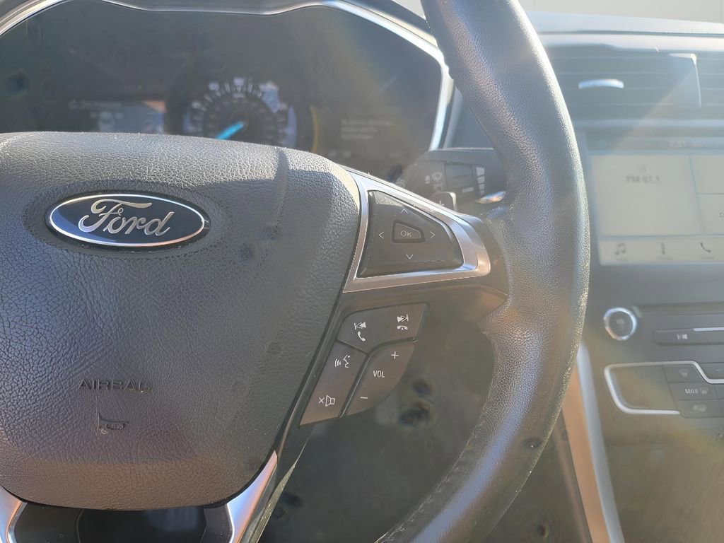 Used 2017 Ford Fusion SE w/ Fusion SE Technology Package image 16