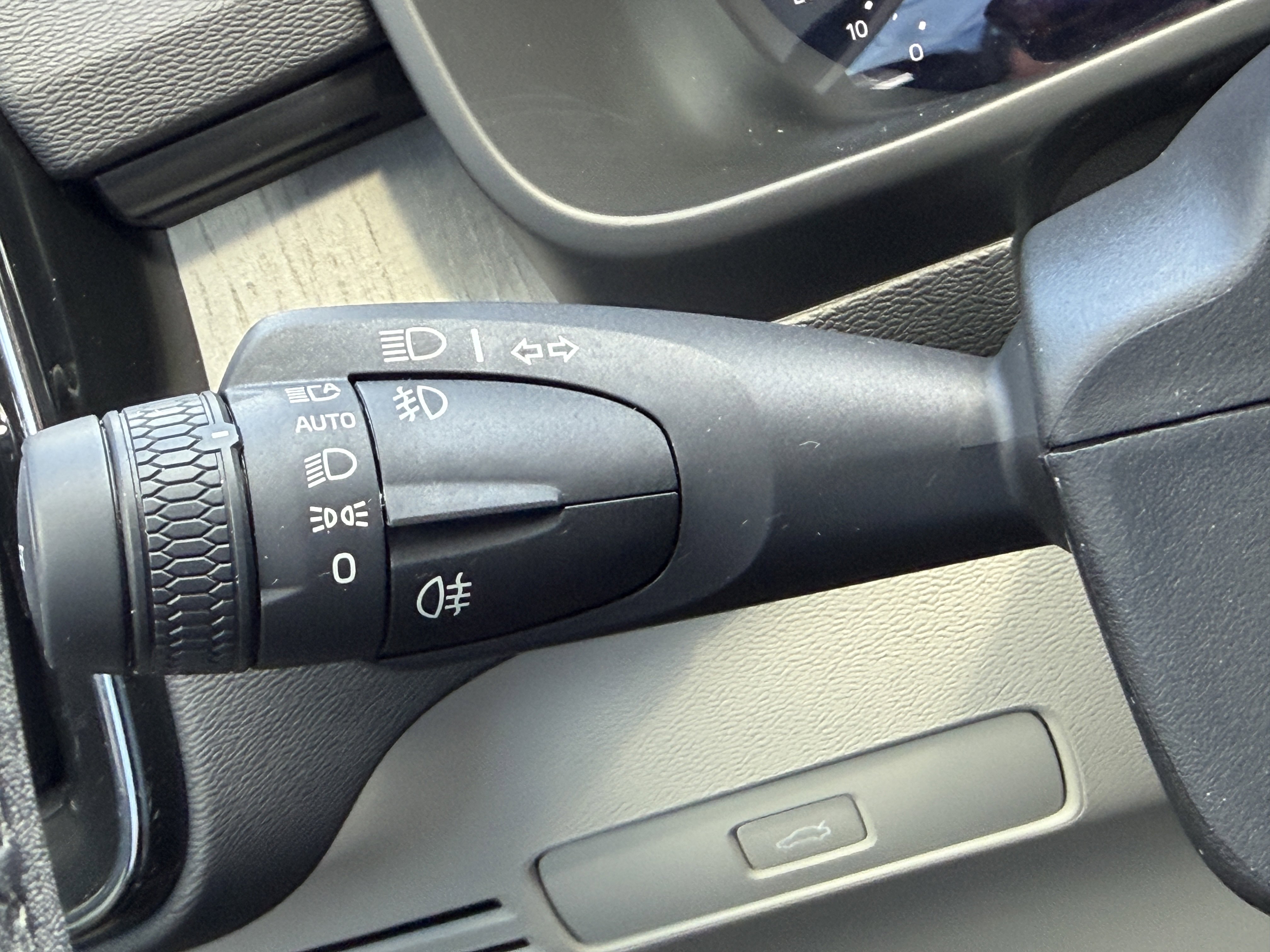 Certified 2023 Volvo XC40 B5 Plus w/ Protection Package Premier image 27