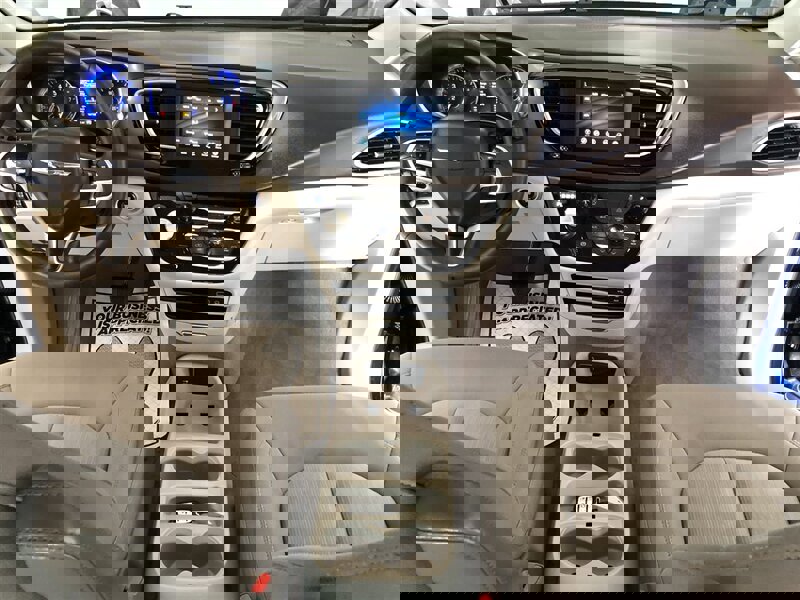 Used 2020 Chrysler Voyager LX image 7