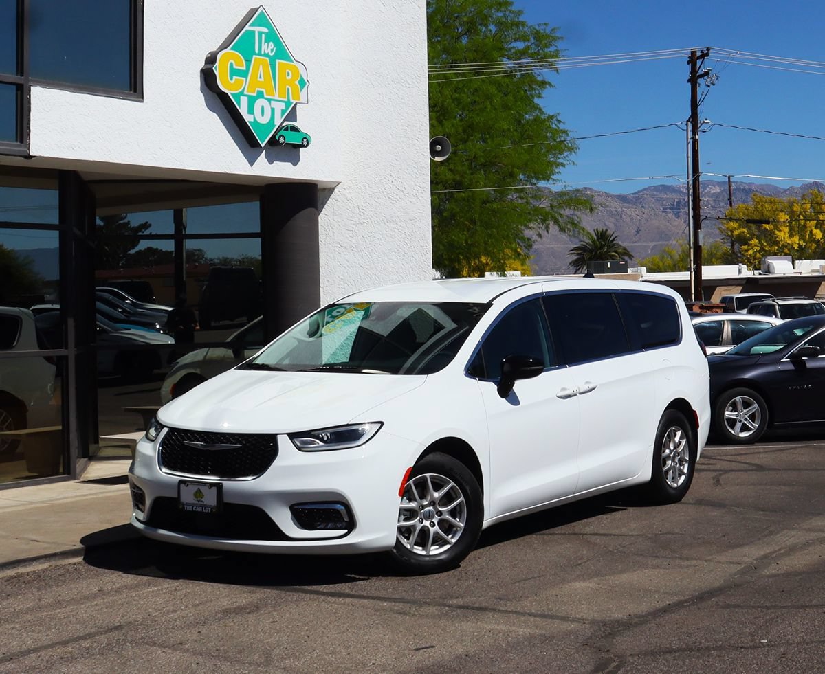 Used 2024 Chrysler Pacifica Touring-L FWD image 2