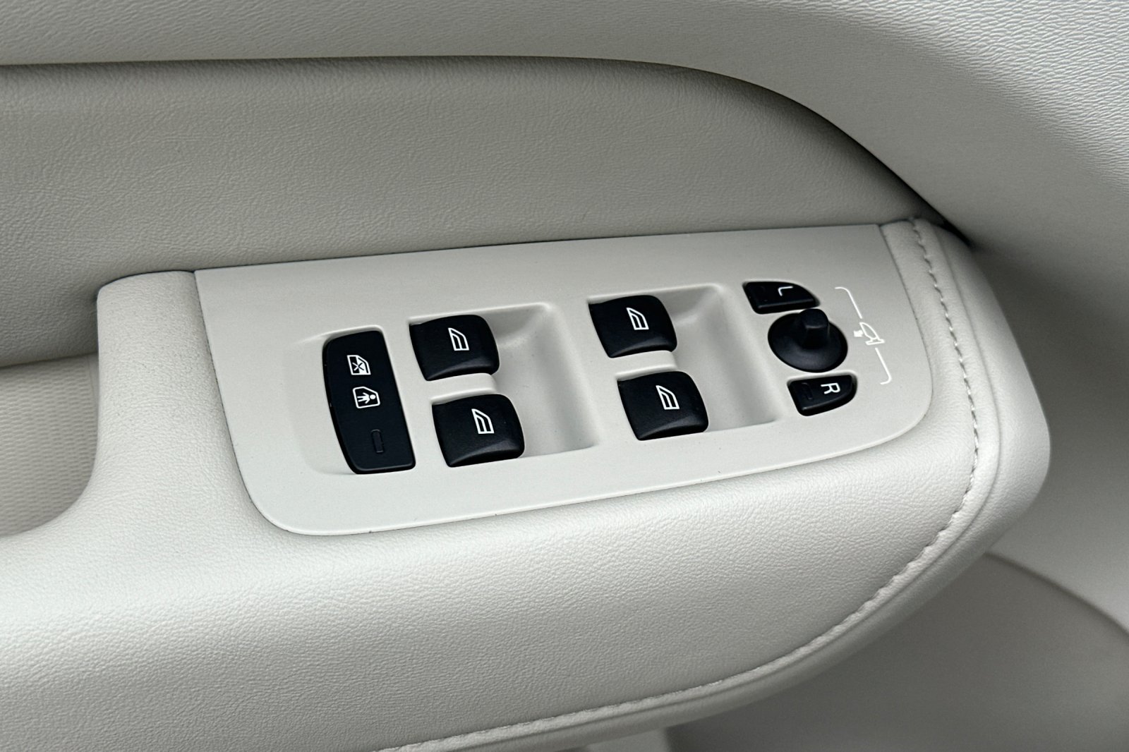 Certified 2023 Volvo XC60 B5 Plus w/ Protection Package Premier FWD image 12