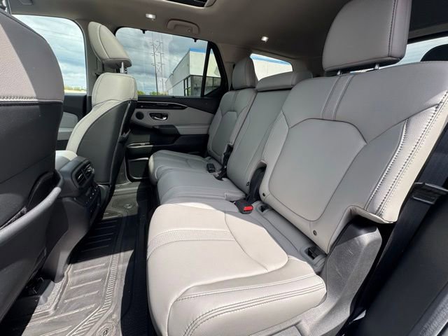 Used 2025 Honda Pilot Touring image 13