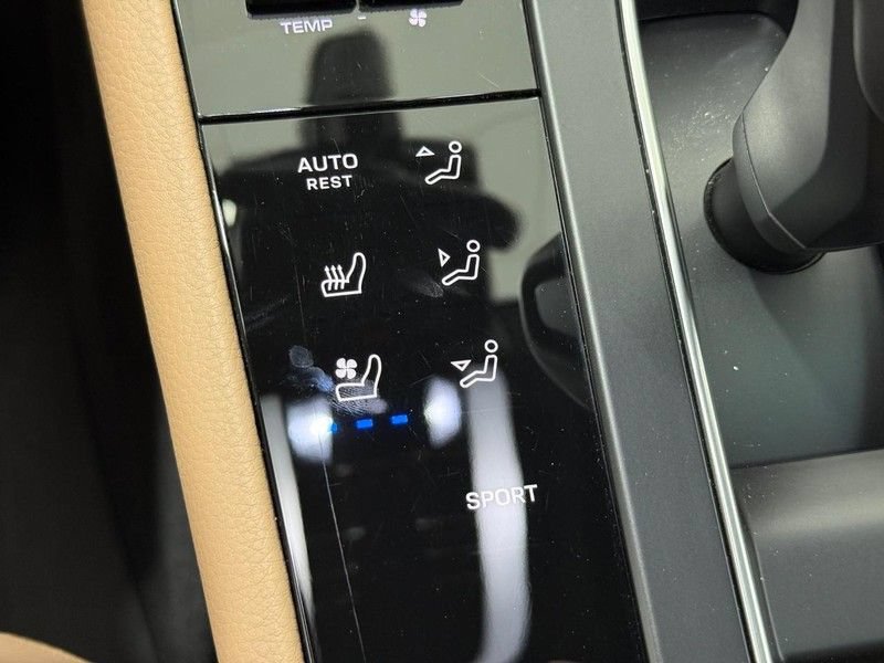 Certified 2025 Porsche Macan AWD/4WD image 24
