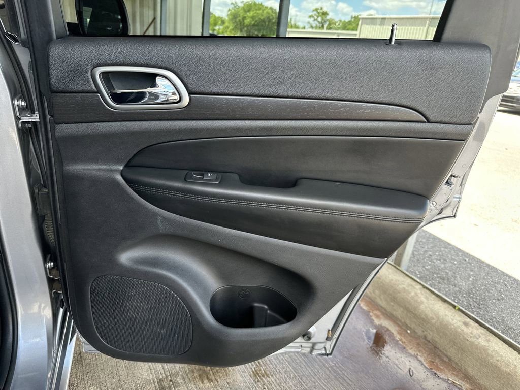 Used 2017 Jeep Grand Cherokee Altitude image 32