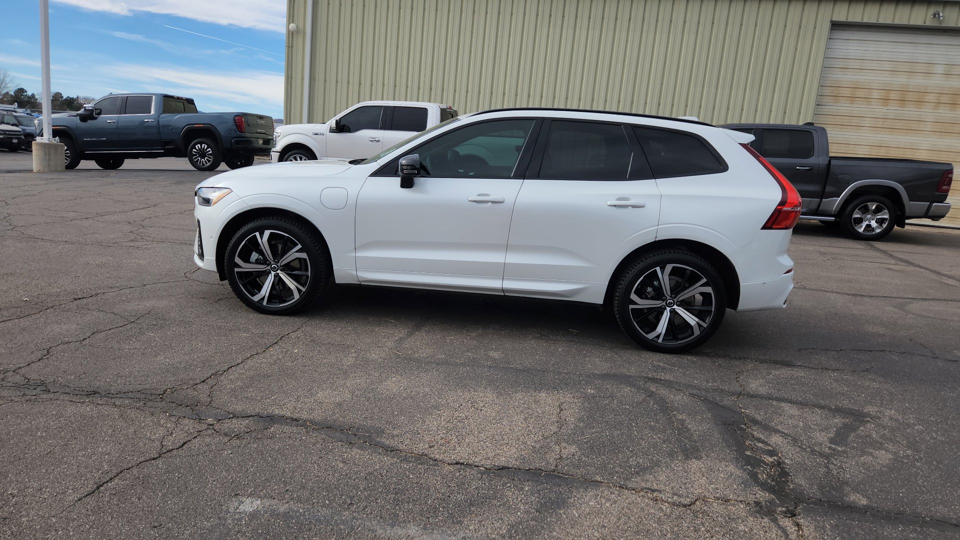 Used 2022 Volvo XC60 T8 R-Design w/ Advanced Package image 4