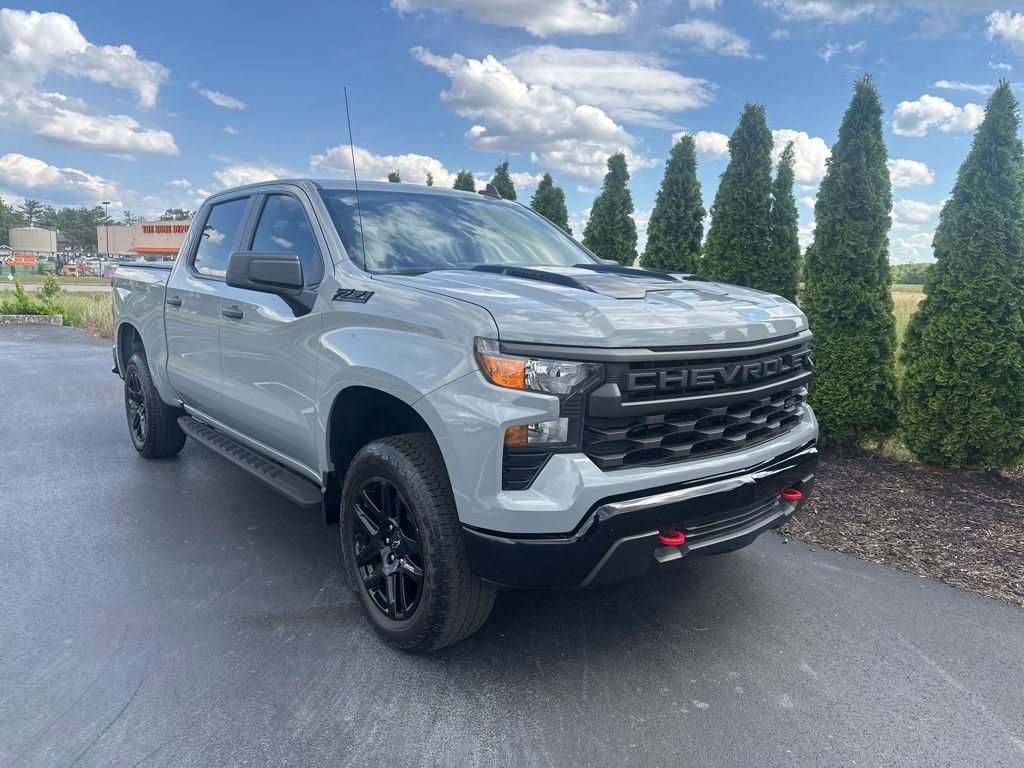 Used 2025 Chevrolet Silverado 1500 Custom Trail Boss w/ LPO, Dark Essentials Package AWD/4WD image 2