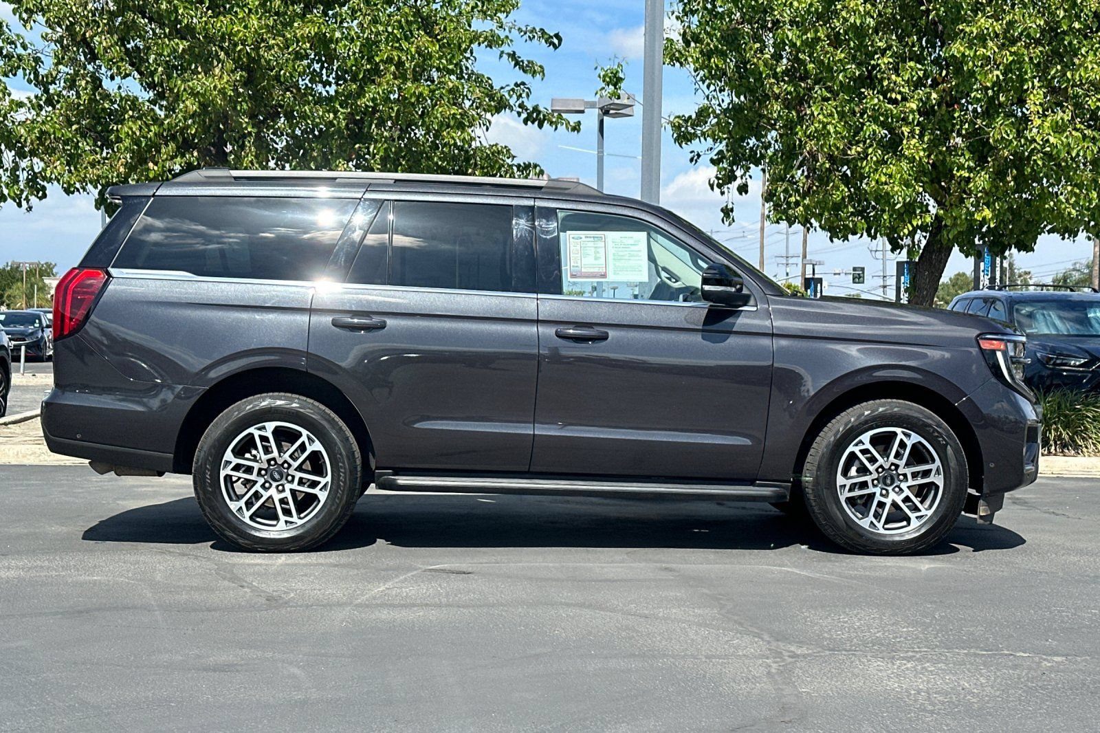 Used 2025 Ford Expedition Active AWD/4WD image 3