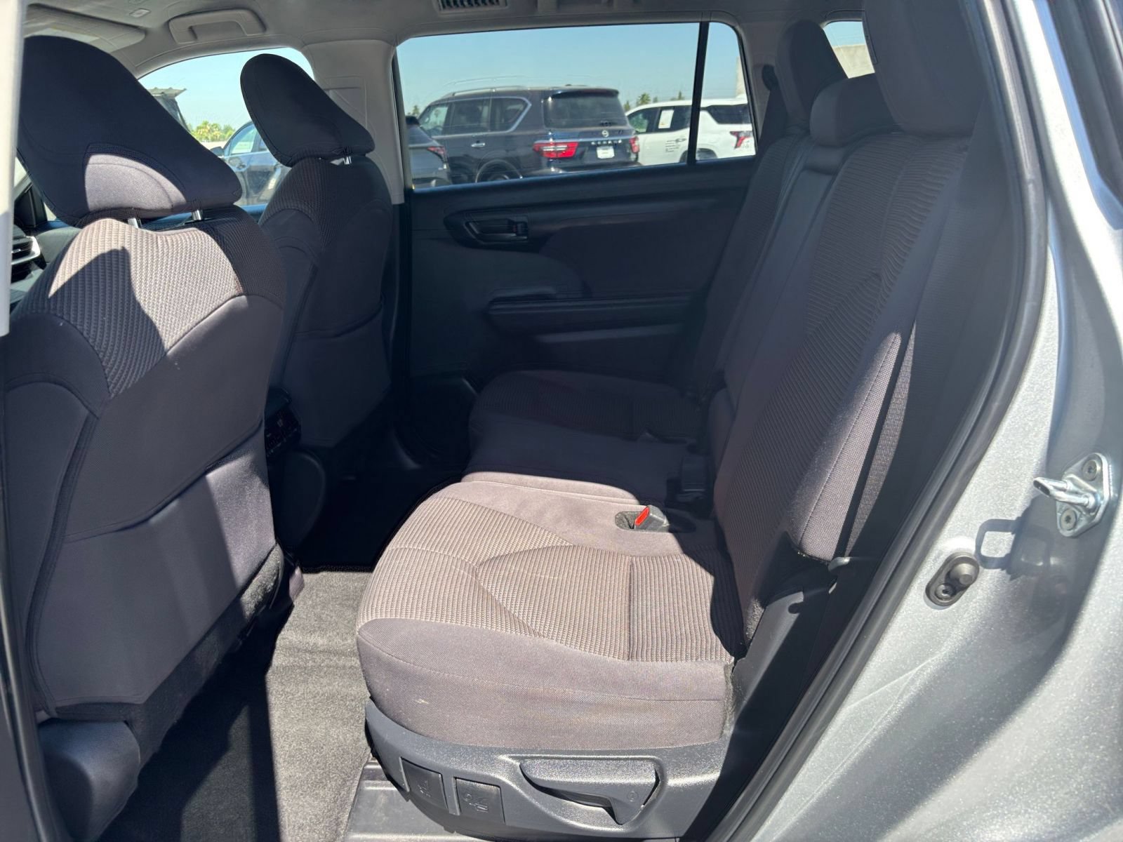 Used 2025 Toyota Highlander LE FWD image 27