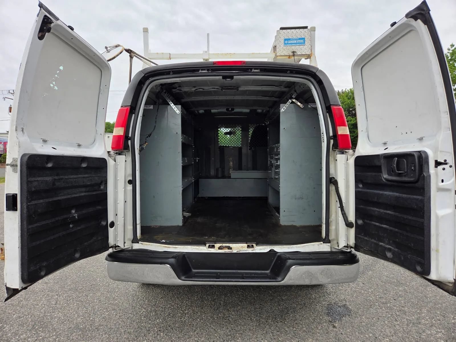 Used 2014 Chevrolet Express 3500 w/ Chrome Appearance Package RWD image 8