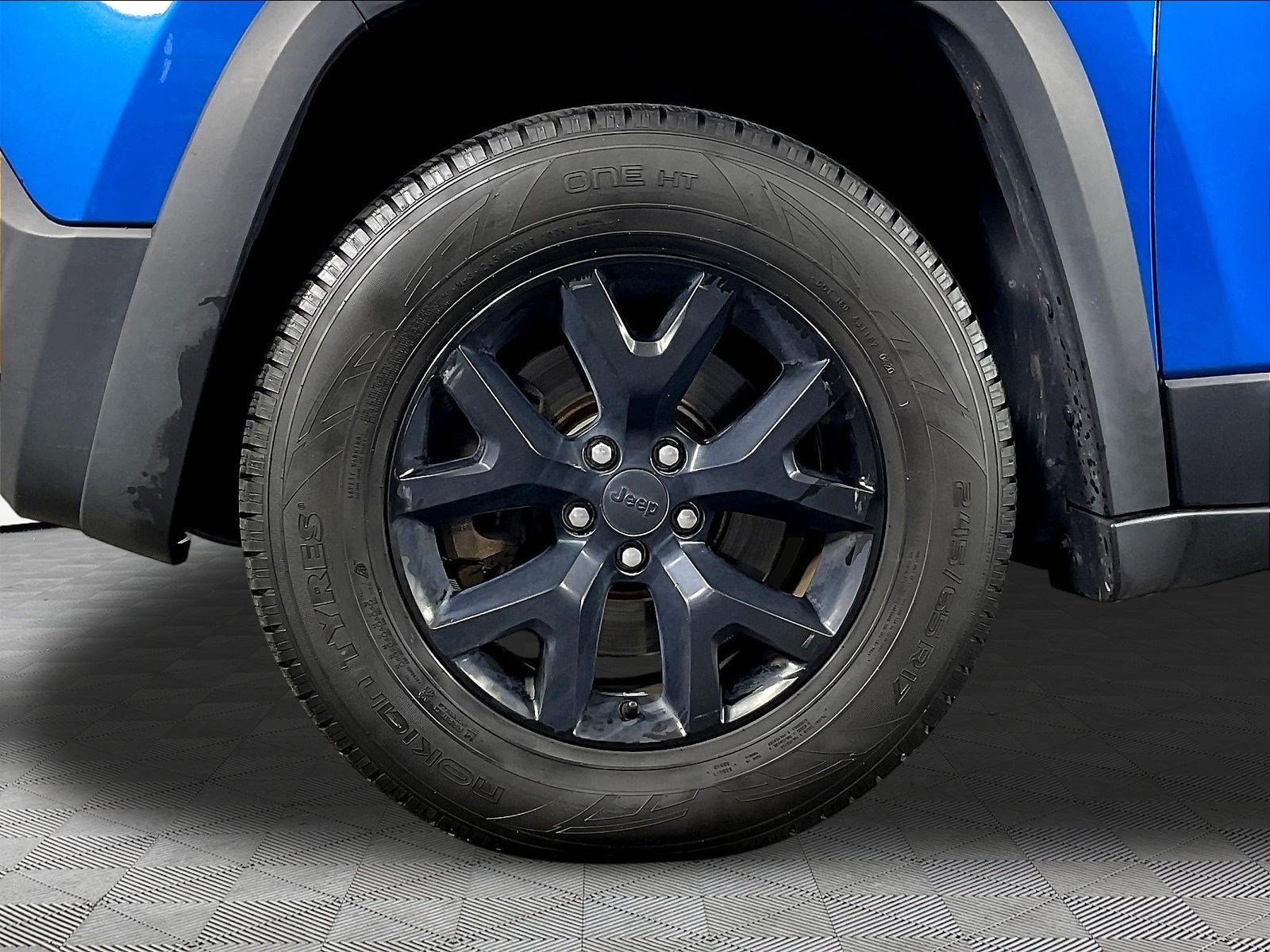 Used 2018 Jeep Cherokee Trailhawk w/ Cold Weather Group AWD/4WD image 33