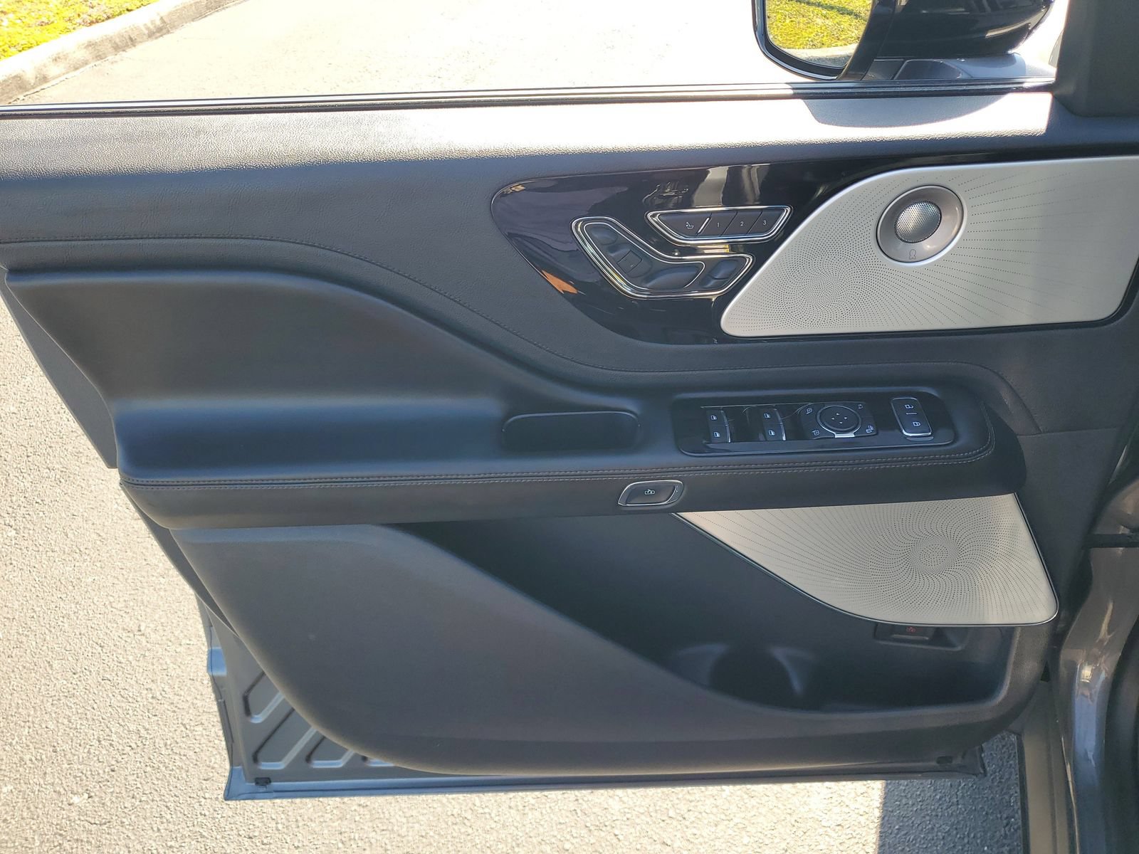 Used 2025 Lincoln Aviator Reserve w/ Equipment Group 201A AWD/4WD image 15