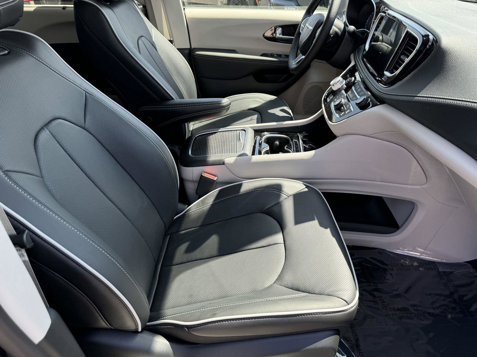 New 2024 Chrysler Pacifica Limited FWD image 9