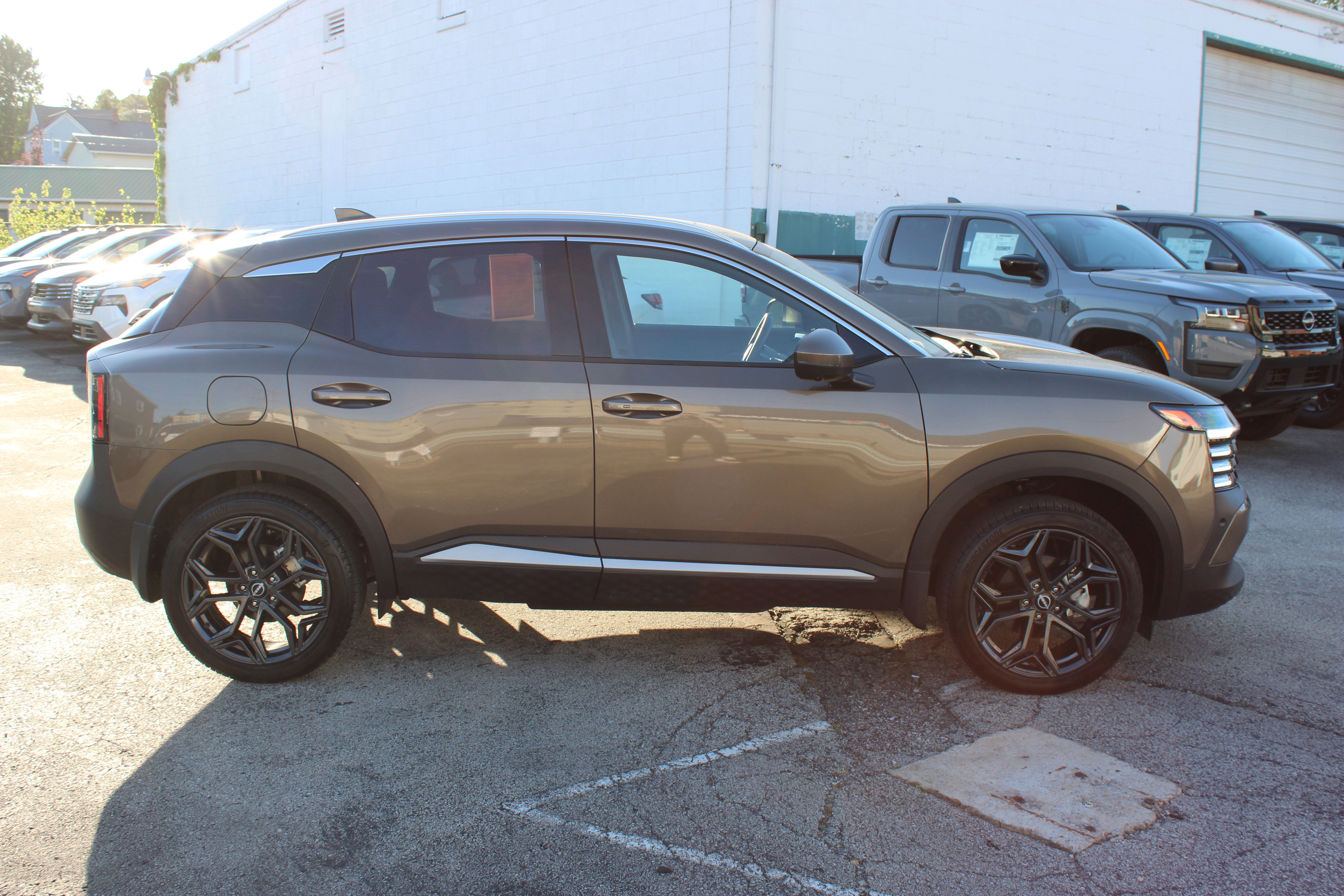 Certified 2025 Nissan Kicks SR w/ SR Premium Package AWD/4WD image 7