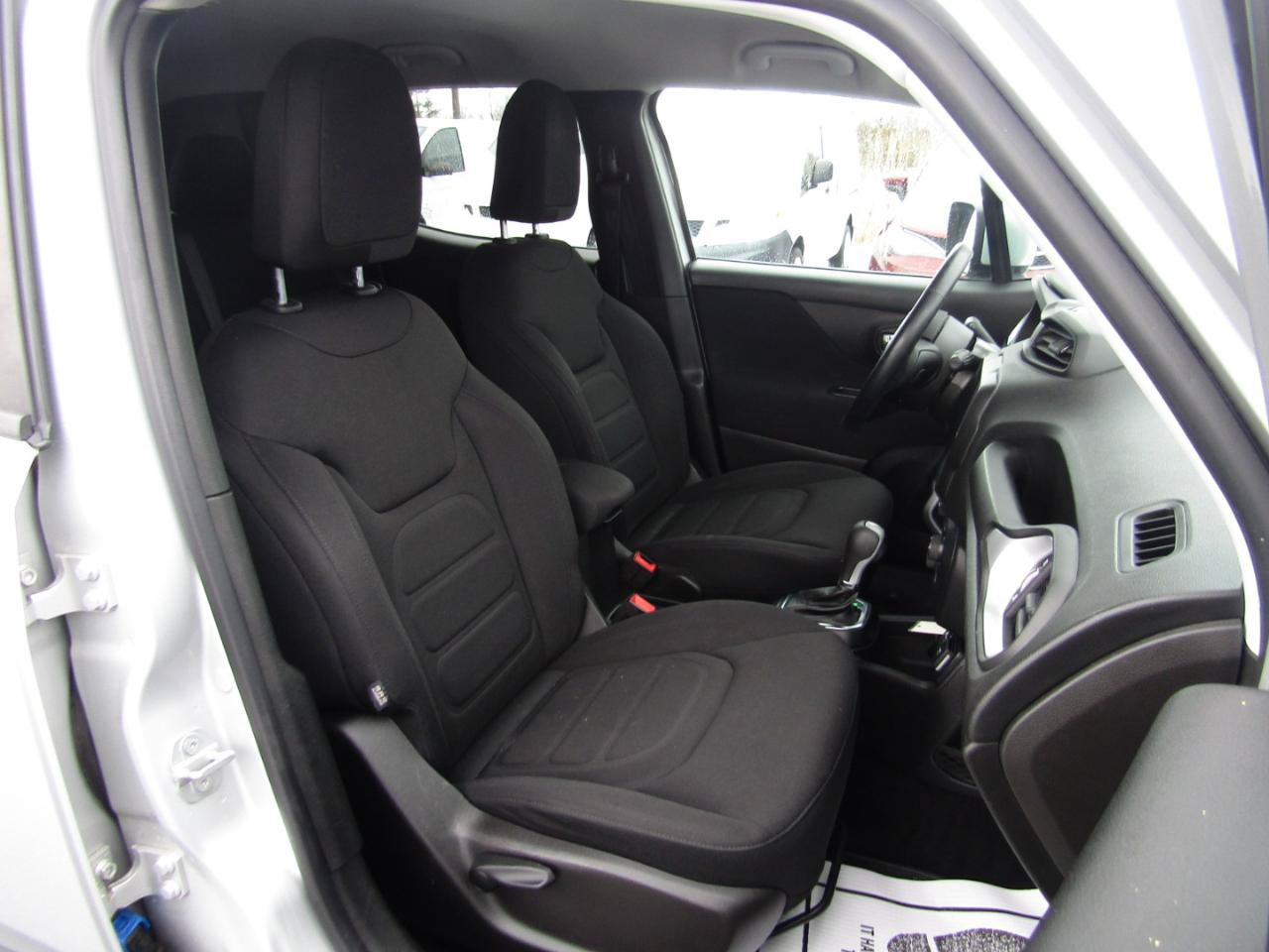 Used 2018 Jeep Renegade Latitude w/ Cold Weather Group FWD image 27