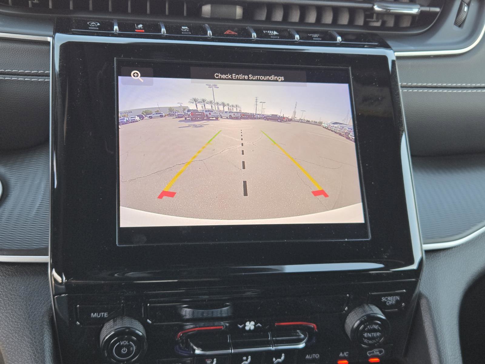 Used 2025 Jeep Grand Cherokee Laredo X image 8