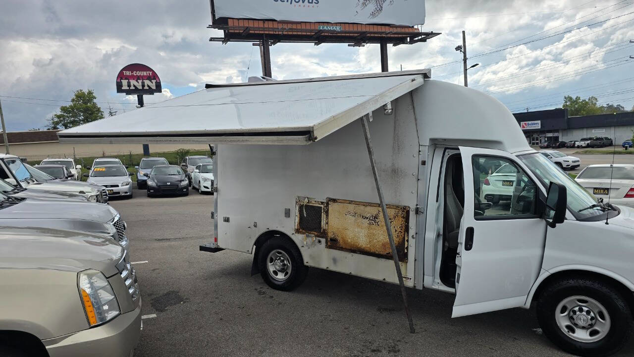 Used 2017 Chevrolet Express 3500 w/ Chrome Appearance Package image 36