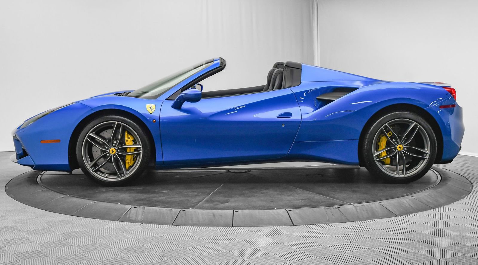 Used 2018 Ferrari 488 Spider Blu Corsa image 5