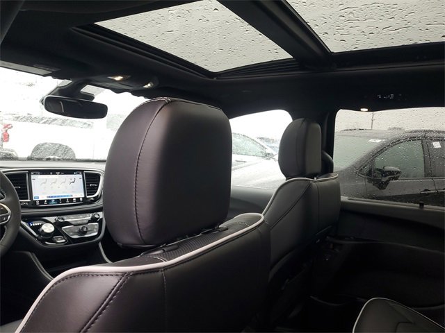 New 2026 Chrysler Pacifica Limited w/ Trailer Tow Group image 12