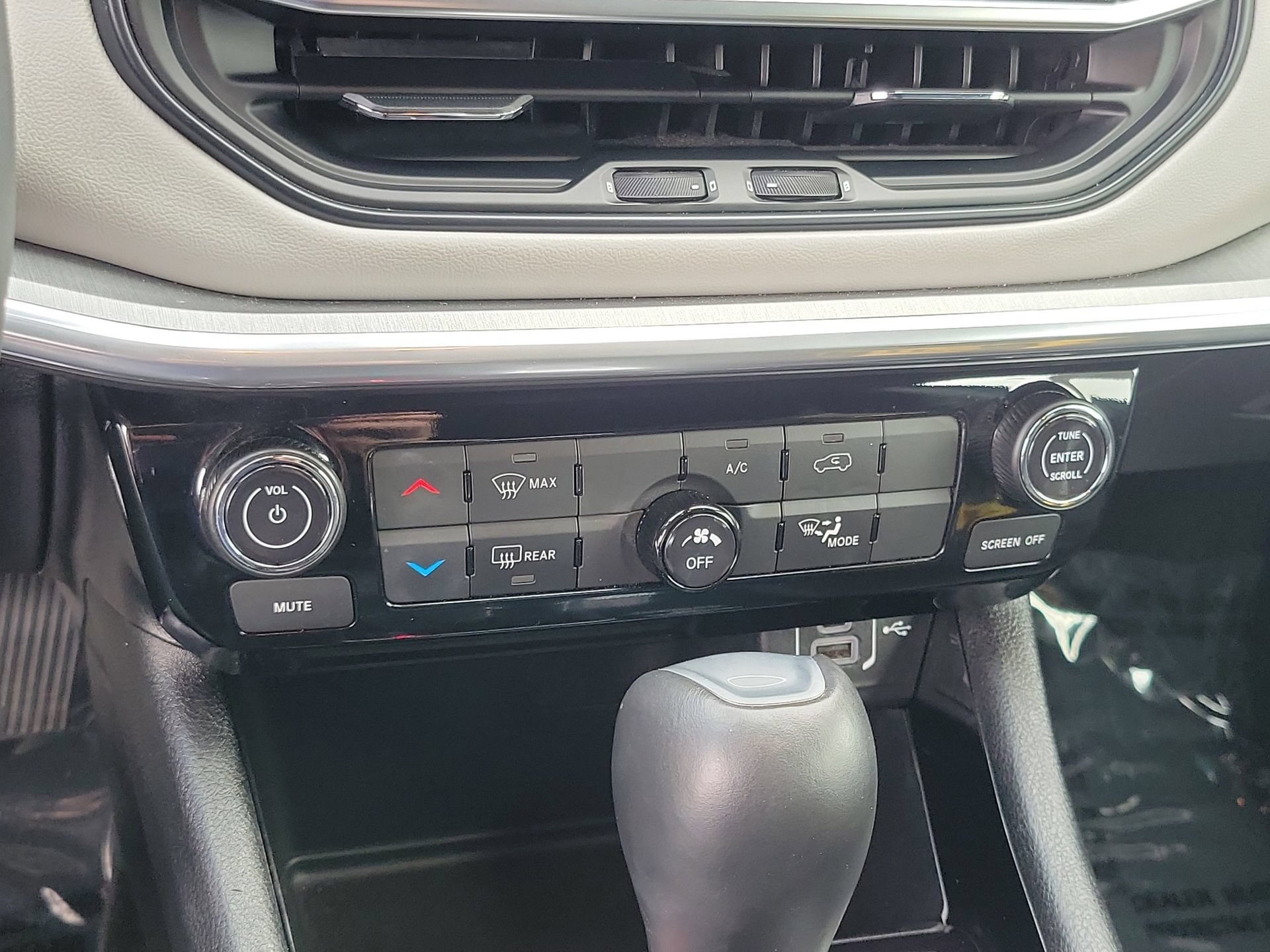 Used 2024 Jeep Compass Limited AWD/4WD image 9