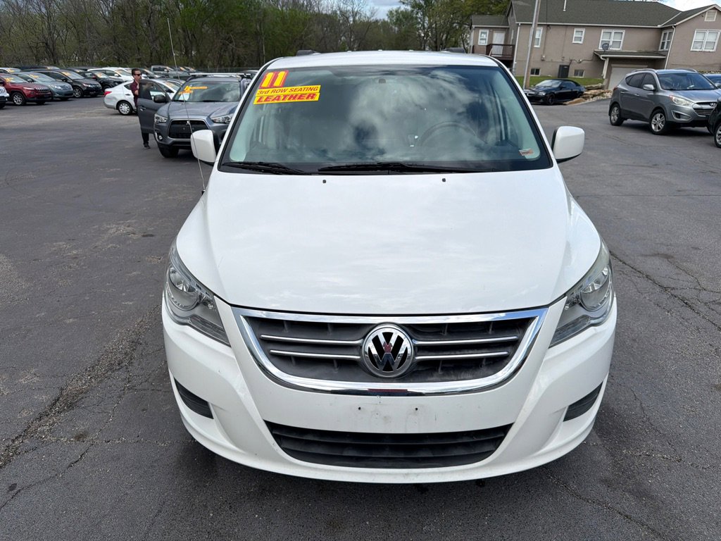 Used 2011 Volkswagen Routan SE image 3