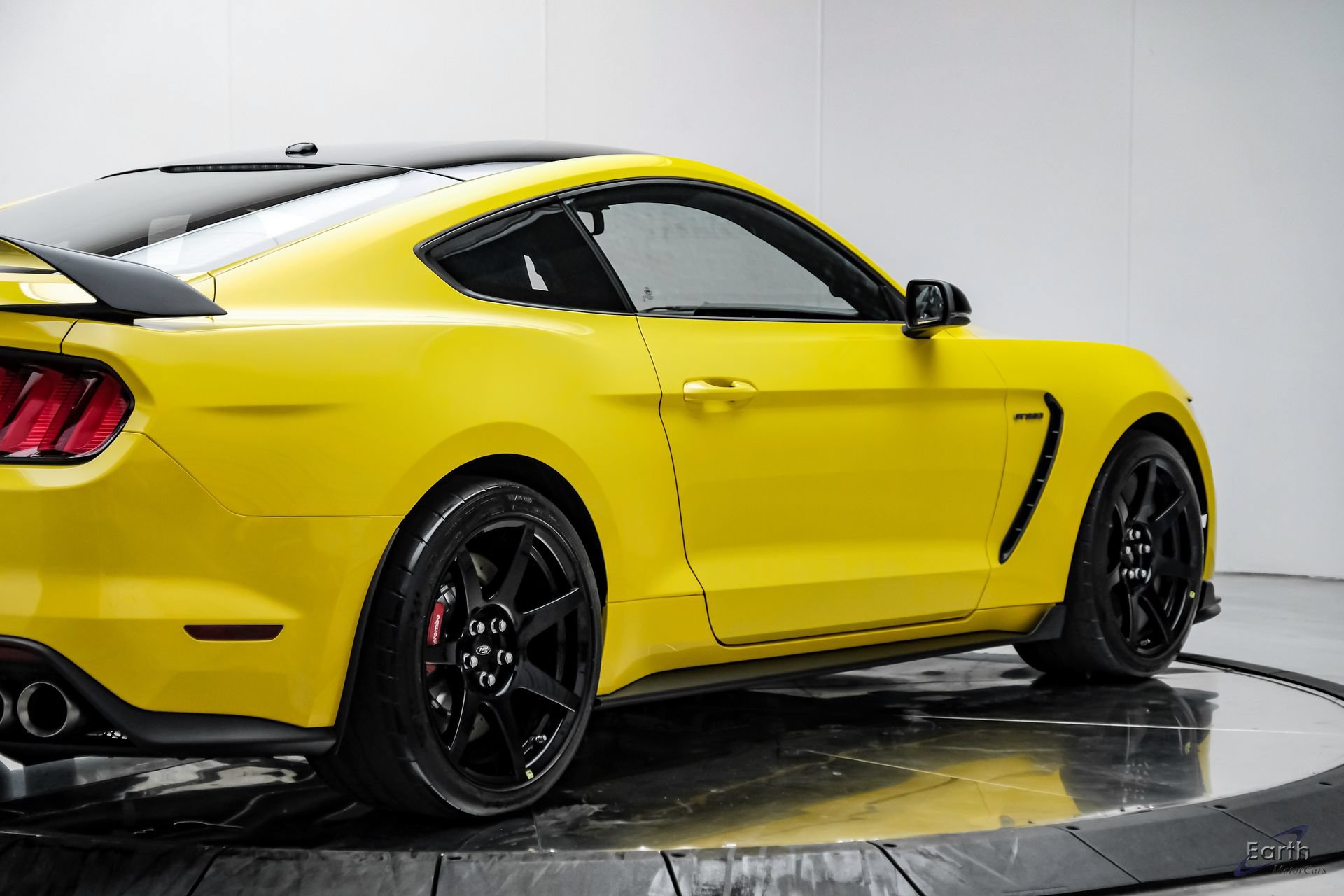 Used 2017 Ford Mustang Shelby GT350R w/ GT350R Equipment Group 920A RWD image 19