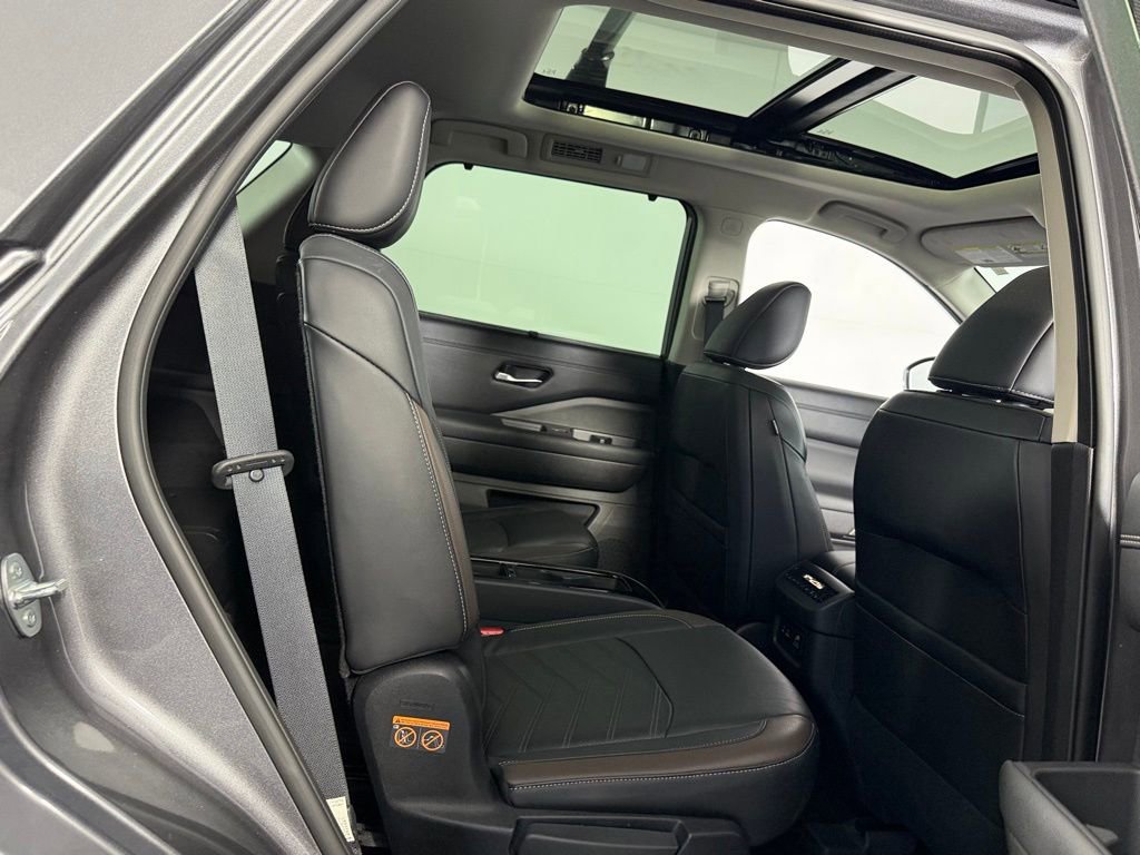 Used 2022 Nissan Pathfinder Platinum w/ Lighting Package (N92) image 28