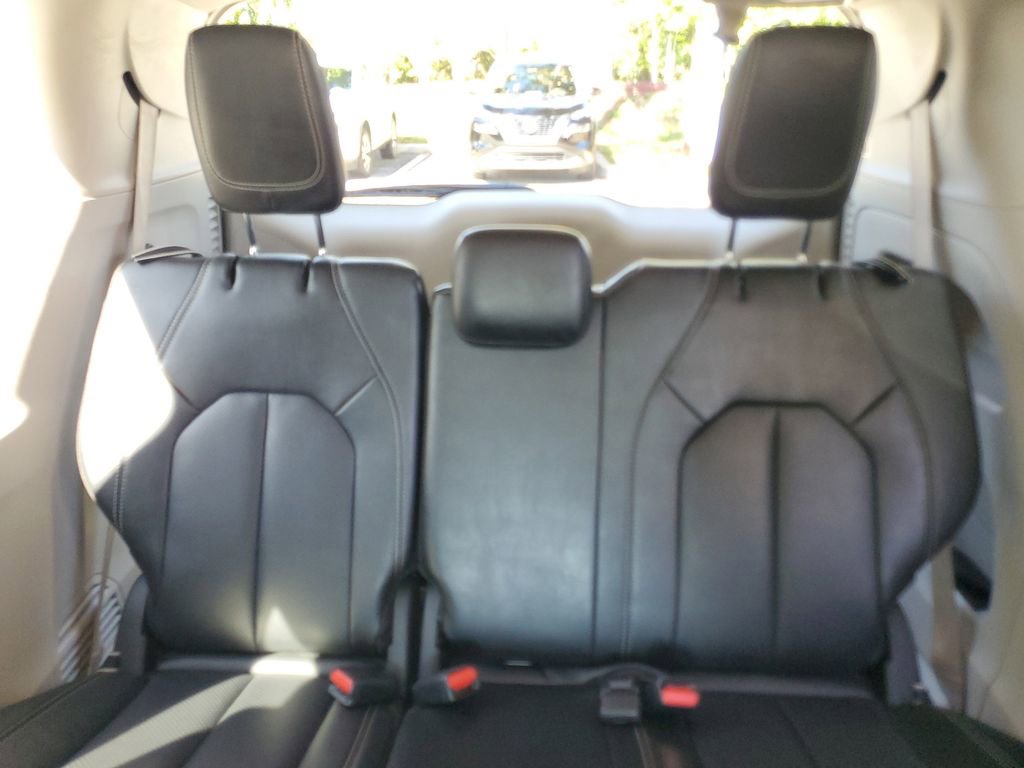 Used 2023 Chrysler Pacifica Touring-L FWD image 10