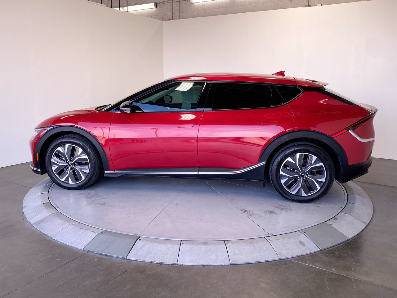 Certified 2024 Kia EV6 Light AWD/4WD image 2