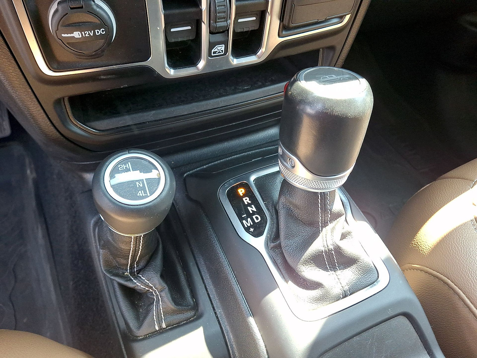 Used 2020 Jeep Gladiator Overland AWD/4WD image 12