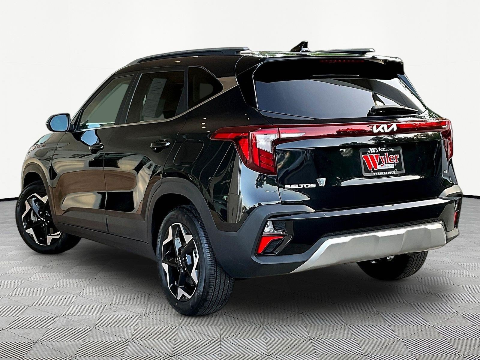 Used 2024 Kia Seltos EX AWD/4WD image 4
