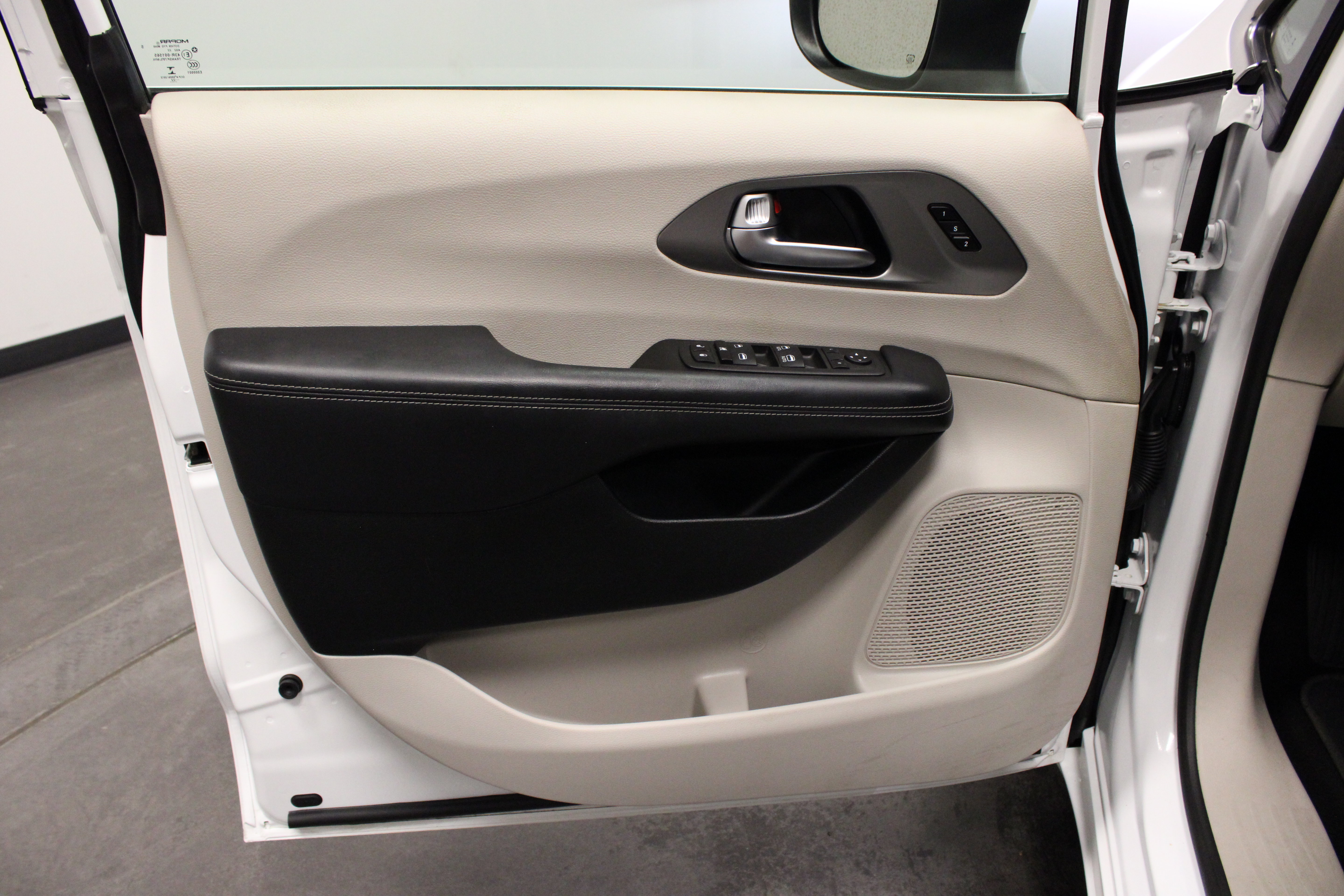 Used 2023 Chrysler Pacifica Touring-L FWD image 19